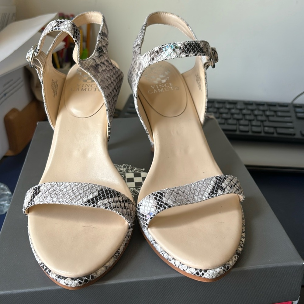 Vince Camuto side 9.5 dress Sandal Black/ white  soft Glossy Peyton